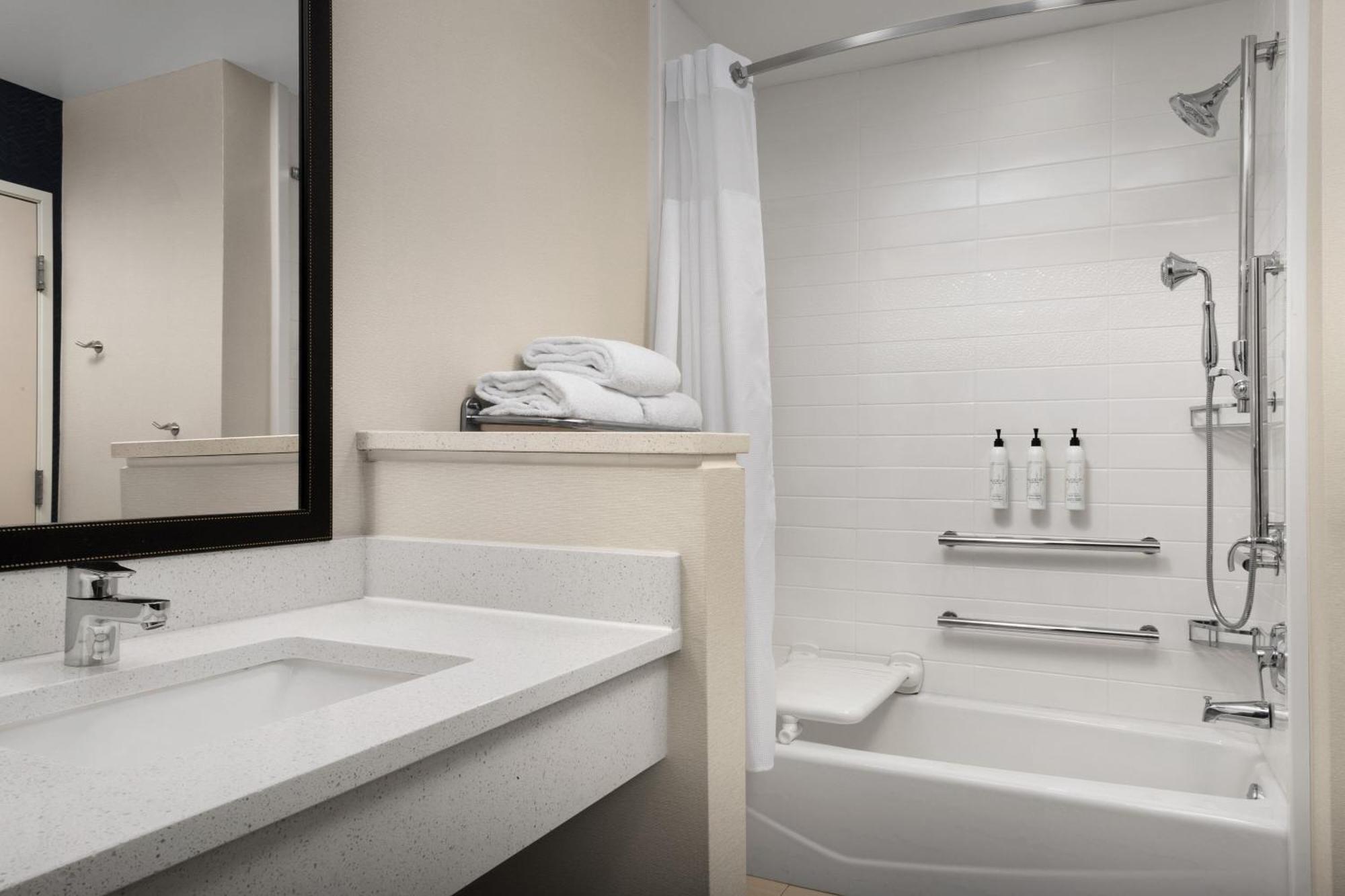 Fairfield Inn & Suites By Marriott Panama City Beach Upper Grand Lagoon Eksteriør billede